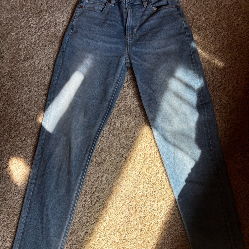 American Eagle Outfitters Light Blue Denim Mom Jeans. Stretch